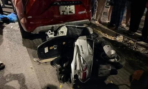 Hiện trường vụ ô tô 4 chỗ tông liên hoàn ở Hà Nội khiến nhiều người bị thương, xe máy nằm la liệt