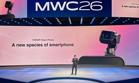 Giám đốc điều hành HONOR phát biểu tại sân khấu trung tâm MWC 2026, trong khi Robot Phone được ca ngợi với những đổi mới và tích hợp trí thông minh