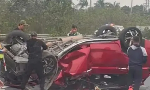 Ô tô con lật úp, biến dạng sau va chạm với xe đầu kéo trên cao tốc