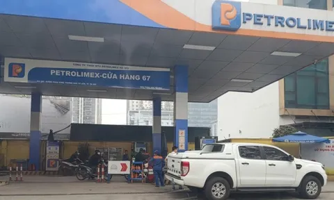 Giá xăng giảm sâu: Tài xế phấn khởi, trạm xăng vắng khách