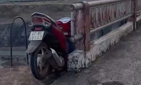 Người đàn ông ở Đắk Lắk rơi xuống cửa xả hồ tử vong, xe máy mắc trên lan can cầu