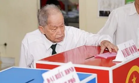 Huyền thoại tình báo Tư Cang đi bỏ phiếu bầu cử ở tuổi 98