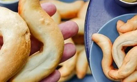 Khách xếp hàng như mua vàng, loại bánh mì "oằn tà là vằn" ở Hải Phòng có gì mà hot đến vậy?