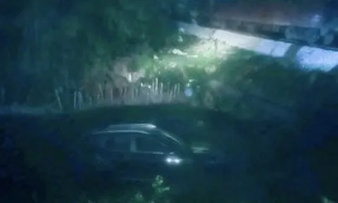 Băng qua đường sắt, xe ô tô bị tàu hỏa tông văng xuống mương nước