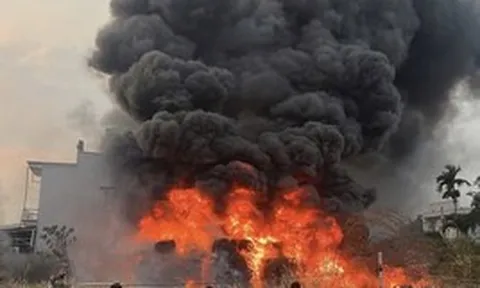 Cháy lớn ở TPHCM, lửa đỏ rực một vùng