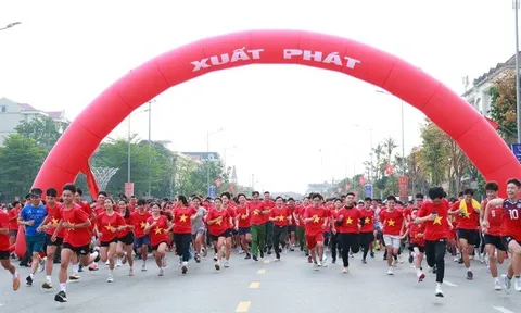 Hàng nghìn người dân Hà Tĩnh khoác lên mình áo Cờ đỏ sao vàng tham gia Ngày chạy Olympic 2026