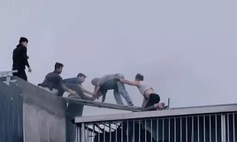 Giây phút cứu người mắc kẹt trong vụ cháy nhà 7 tầng trên đường Lĩnh Nam