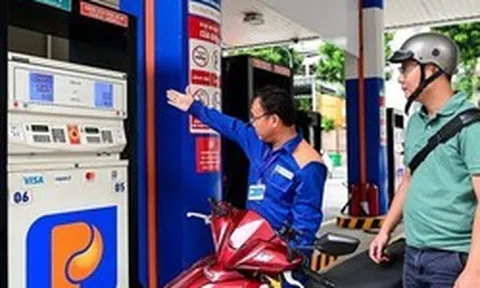 Giá xăng giảm hơn 3.800 đồng/lít