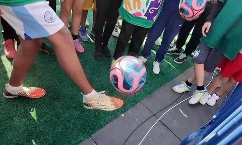 10.000 người phủ kín sân cỏ 30 phút làm điều chưa từng có khiến Guinness ghi danh