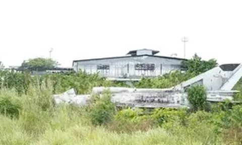 Di dời chiếc máy bay Mig21 bị 'bỏ quên' tại Cà Mau