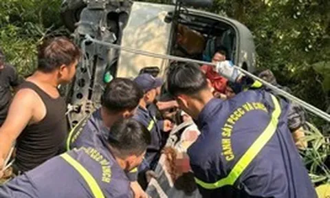 Xe khách chở 26 người lao xuống vực, nhiều người bị thương