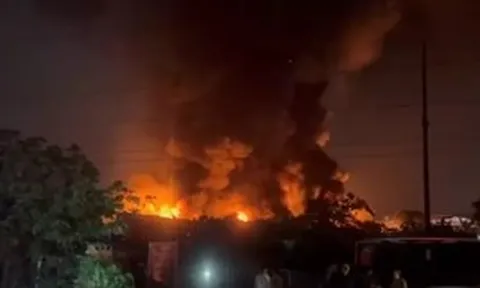 Hà Nội: Xưởng gỗ bốc cháy dữ dội trong đêm, 1 người tử vong