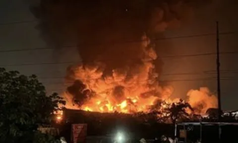 Cháy kho xưởng giữa đêm ở Hà Nội: Lửa đỏ rực, khói đen phủ kín khu vực đến sáng