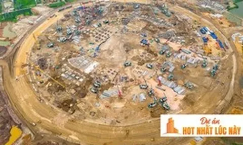 Đại công trường xây sân vận động lớn nhất thế giới: Ô tô nối đuôi nhau như đàn kiến, cần cẩu phủ kín mặt đất