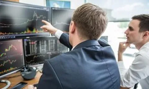 Phiên 30/3: Khối ngoại thẳng tay bán ròng hơn 1.300 tỷ đồng, cổ phiếu nào bị "xả" mạnh nhất?