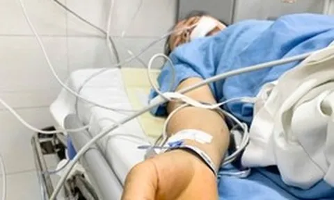 Dông lốc quật đổ cây, nữ công nhân môi trường cứu 2 học sinh rồi bị trọng thương