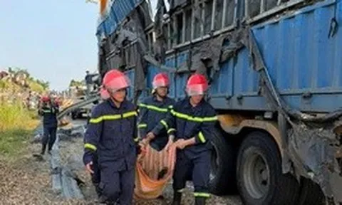 Kinh hoàng xe container tông xe máy rồi lật ngang, 3 người tử vong