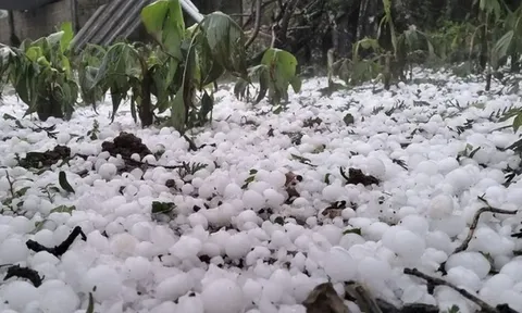 Mưa đá, dông lốc kèm sét gây thiệt hại nặng: 4 người tử vong, nhiều nhà dân hư hỏng