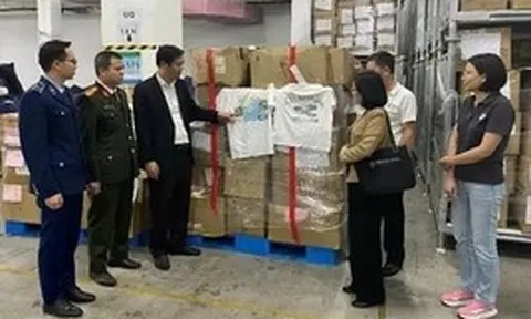 Một công ty bị phạt hơn 22 triệu đồng, buộc tiêu hủy 6.000 áo in bản đồ thiếu Hoàng Sa, Trường Sa