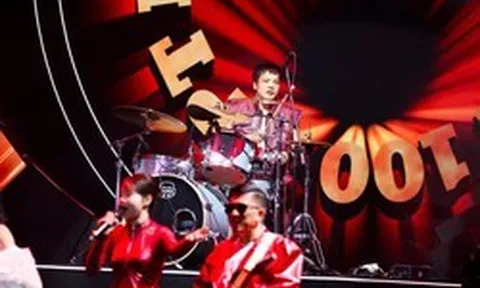 Tổng Giám đốc FPT mặc áo da đinh, đánh trống khuấy động trong một sự kiện quan trọng