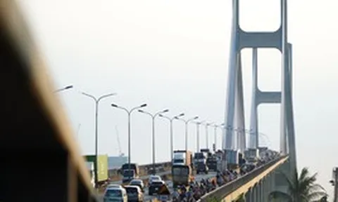 Thi thể bé trai còn nguyên dây rốn trong túi vải, treo trên cột đèn báo hiệu tại chân cầu Phú Mỹ