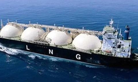 Phát hiện 2 tàu LNG từ nơi bị Iran tấn công bắt đầu rời Hormuz - một trong số đó hướng thẳng đến láng giềng Việt Nam