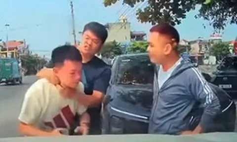 VIDEO: Người đàn ông bị bóp cổ, đánh tới tấp ngay giữa phố