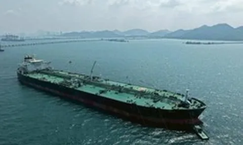 Tàu dầu chở 700.000 thùng ung dung vượt eo biển Hormuz, chính thức cập bến láng giềng Việt Nam