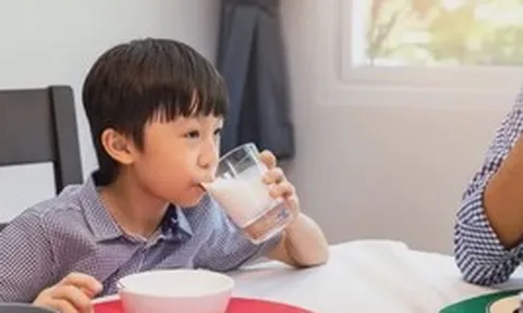 Trẻ uống sữa chủ yếu là chất béo nguy hiểm thế nào? Làm sao để chọn sữa chuẩn cho con?