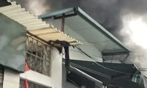 Cháy kho đông lạnh ở Hà Nội, cột khói đen cuồn cuộn