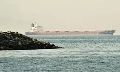 Ba siêu tàu chở dầu đi qua eo biển Hormuz giữa lệnh ngừng bắn mong manh