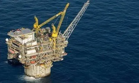 Khoan sâu xuống đáy biển, cột khí cao 160 mét bất ngờ phun lên ngùn ngụt, phát hiện 'kho báu' trữ lượng 100 triệu thùng