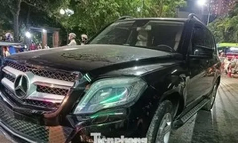 Ô tô Mercedes GLK 250 đâm liên hoàn nhiều xe máy trong khu đô thị ở Hà Nội