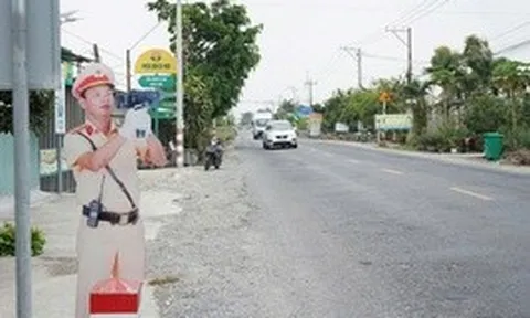 Tây Ninh: Hình nộm cảnh sát giao thông bắn tốc độ khiến tài xế giật mình