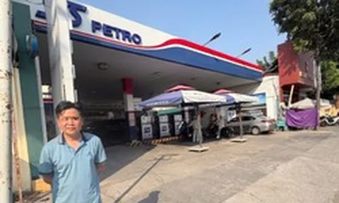 Đầu tư chứng khoán thất bại rồi làm liều với người bán vé số khuyết tật