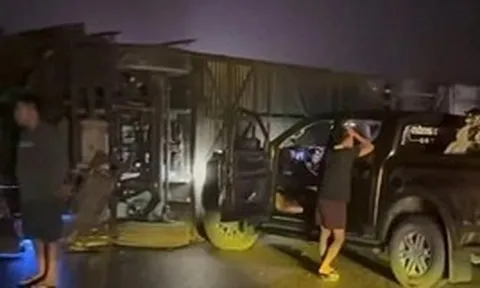 Xe khách lật trên cao tốc, 5 người bị thương