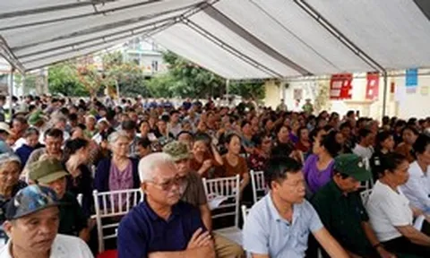 Người dân ngồi chật kín nhà văn hóa nghe thông tin giá đền bù đất tại siêu dự án Olympic 925.000 tỷ đồng có quy mô lớn nhất lịch sử Vingroup