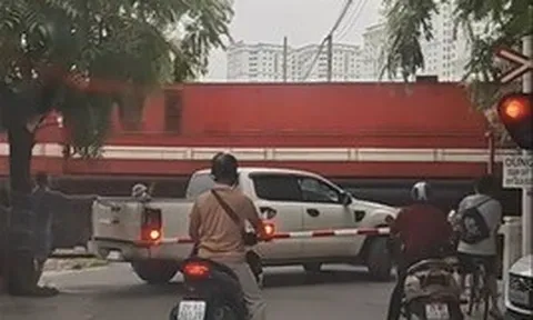 Tài xế bán tải mắc kẹt khi cố tình vượt rào chắn đường sắt bị phạt 5 triệu đồng