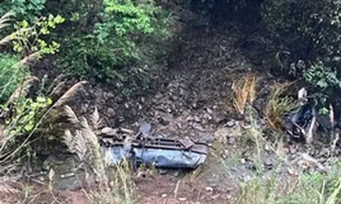 Xe bồn lao xuống vực sâu 100 m dập nát, tài xế văng ra tử vong