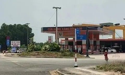 Ô tô cán bé gái 2 tuổi tử vong tại cây xăng dầu ở TPHCM