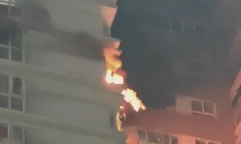 CLIP: Cháy căn hộ tầng 16 chung cư ở TPHCM, khói đen bao trùm