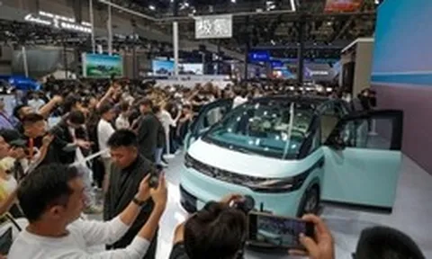 Qua rồi cái thời làm 'công xưởng gia công' cho thế giới, giờ các nước 'xếp hàng' sang quốc gia hàng xóm của Việt Nam để săn xe điện