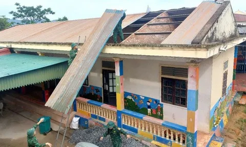 Dông lốc kèm mưa lớn khiến hàng chục nhà dân, trường học ở Nghệ An tốc mái, hư hỏng nặng