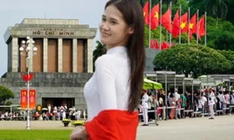 Dòng người xếp hàng dài trong nắng sớm, vào viếng Lăng Bác ngày 30/4