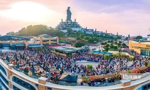 Hàng ngàn du khách đổ về “nóc nhà Nam Bộ” dịp 30/4