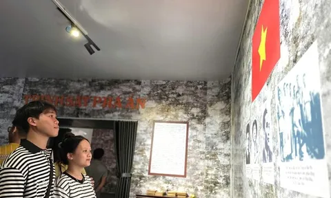 Người dân, du khách trải nghiệm "bức tường an ninh", hòa mình vào “Tổ quốc bình yên” ở Đà Nẵng