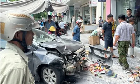 Ô tô bốc cháy ngùn ngụt giữa đường, tài xế mắc kẹt được giải cứu trong gang tấc