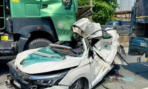 Hiện trường vụ ô tô con bị vò nát, 3 người mắc kẹt sau va chạm liên hoàn ở Hà Nội