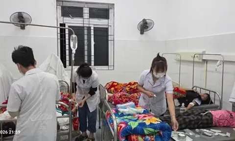Rủ nhau ăn quả lạ, hơn 200 học sinh ngộ độc