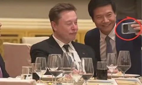 Tỷ phú Trung Quốc gặp Elon Musk, trên tay cầm món đồ "gây sốt" toàn cầu: Ở Việt Nam cũng có thể sở hữu